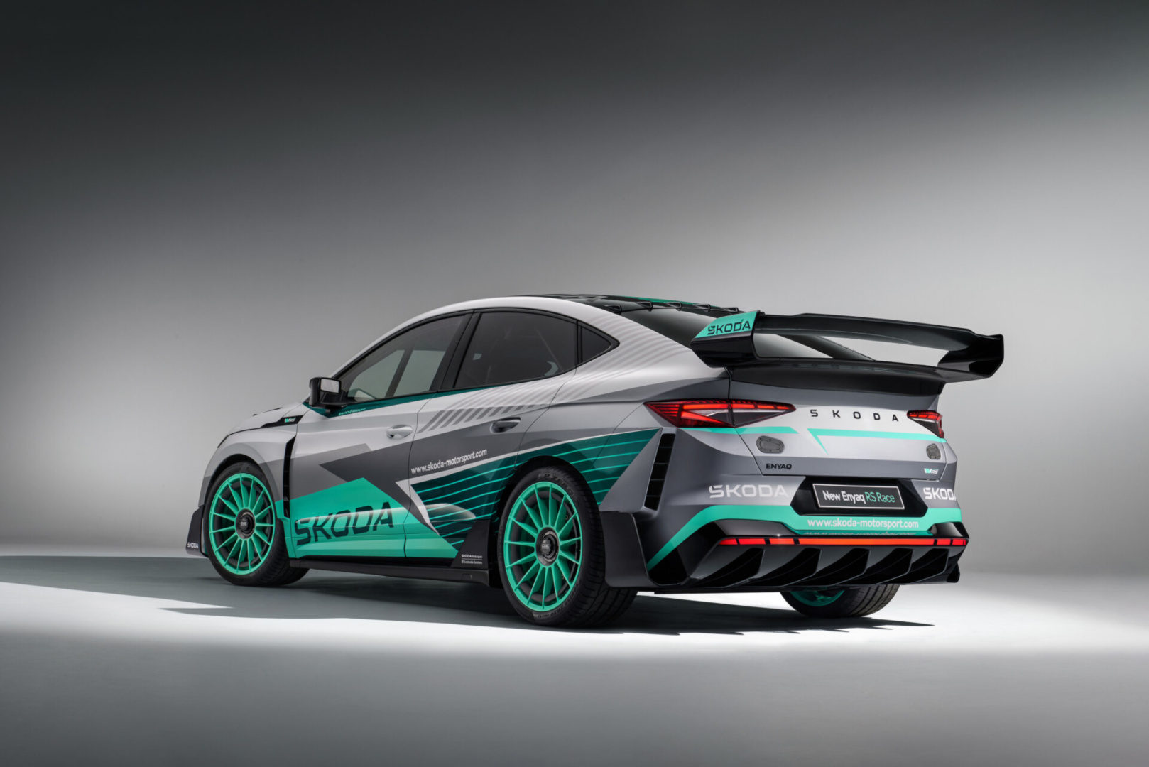 SMALL_08_New_Enyaq_RS_Race_3c42e535-1920x1281